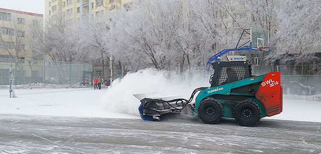 滑移装载机除雪作业