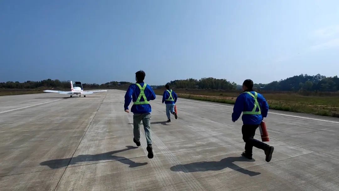 空地协同显身手！湖南航空应急救援队山河机组开展特情处置应急演练