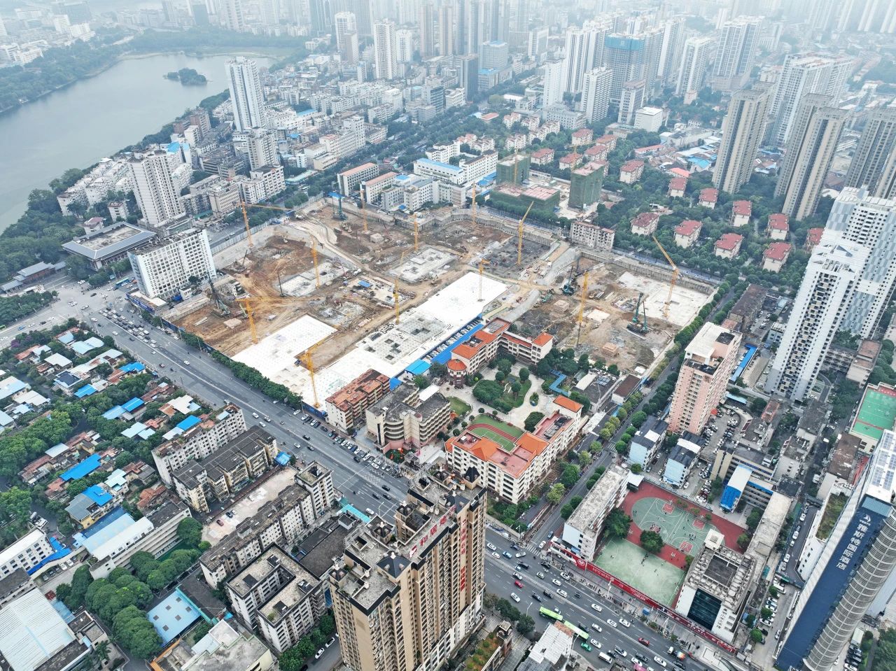 “绿巨人”显神威！热博rb88体育官网引孔式静力压桩机助建“绿城”南宁民生项目