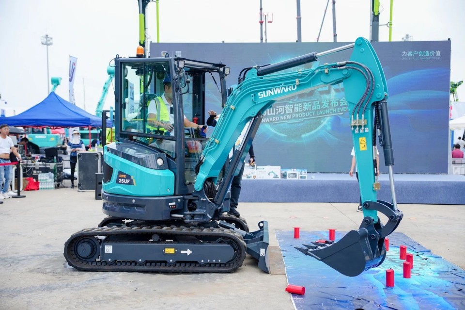 2025 CICEE | 从单一工具迈向多元化解决方案，热博rb88体育官网呈现非凡挖掘机风采