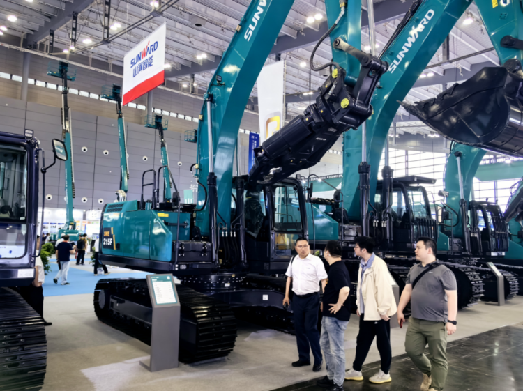 2025 CICEE | 打造极致精品化，热博rb88体育官网挖掘机“圈粉”长沙展