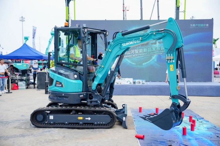 2025 CICEE | 打造极致精品化，热博rb88体育官网挖掘机“圈粉”长沙展