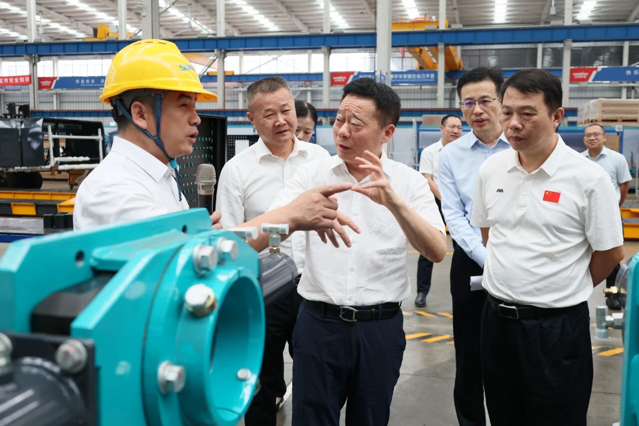 湖南省政协副主席、省工程机械产业链链长何寄华调研热博rb88体育官网